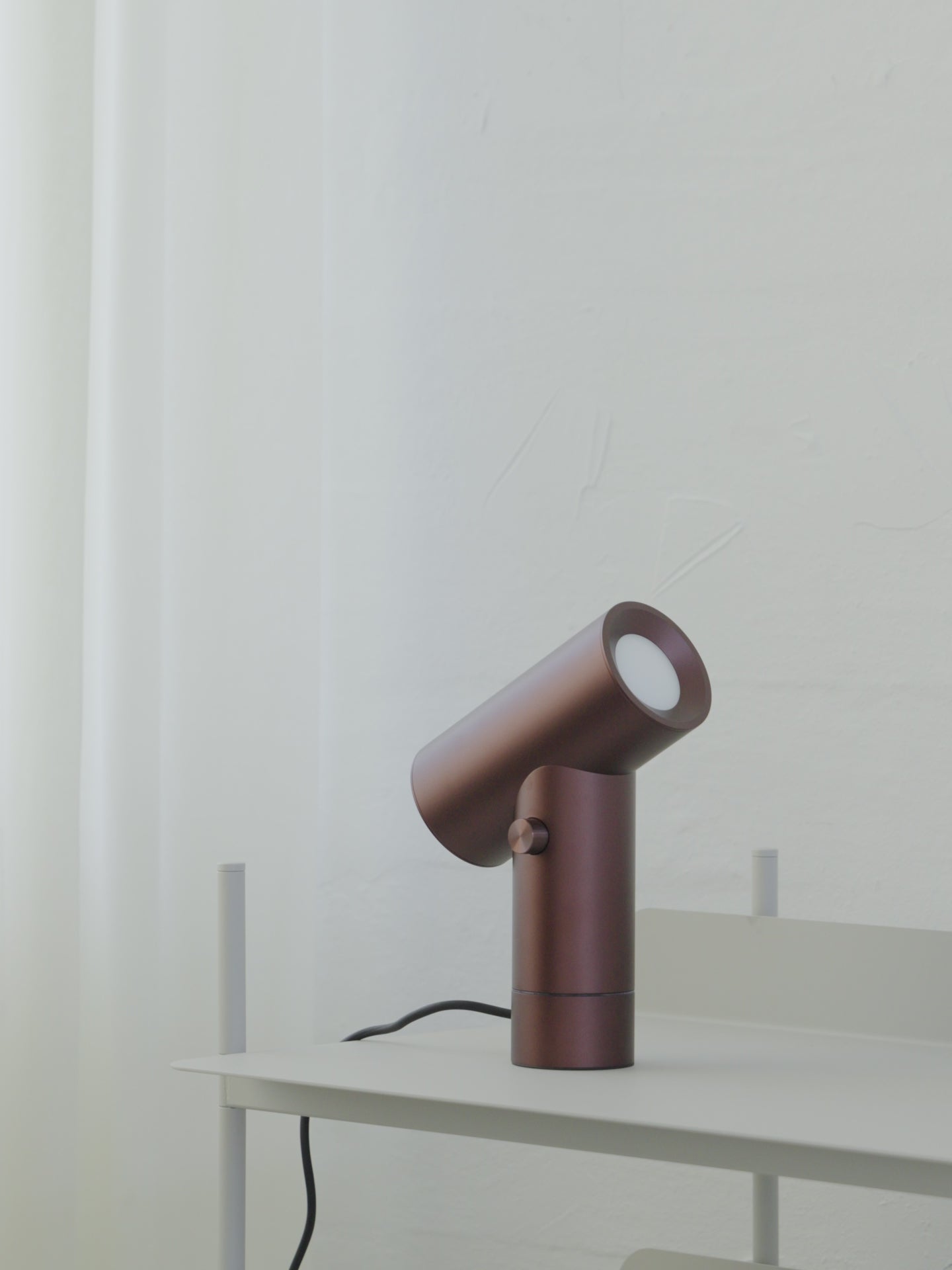 Video som viser Beam liten bordlampe fra Muuto i sort utførelse, med justerbart lys og sylindrisk design