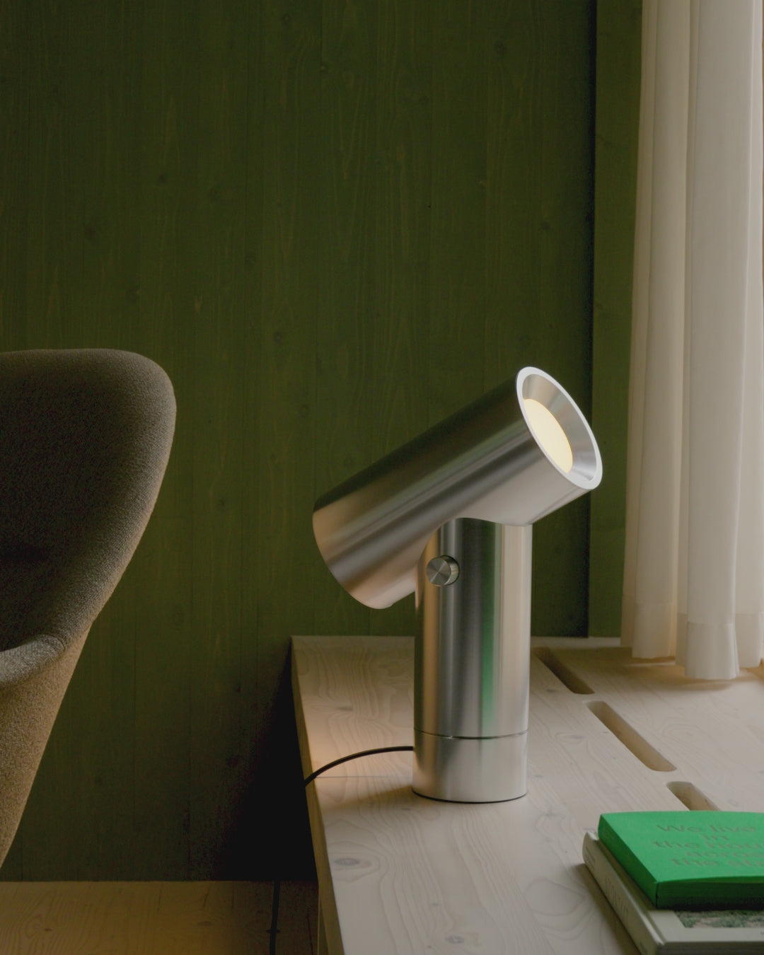 Beam  bordlampe fra Muuto med justerbart sylindrisk design