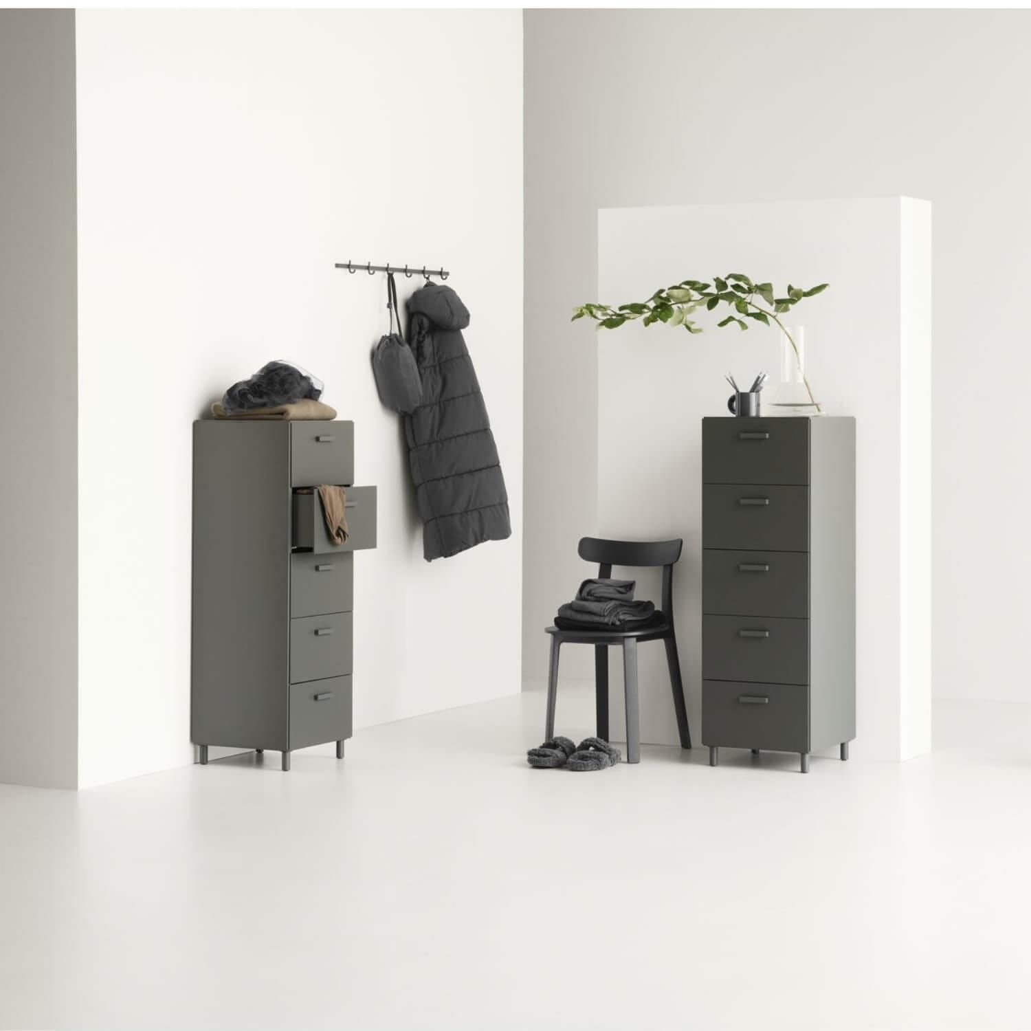 Relief Kommode Høy m/sokkel Grey