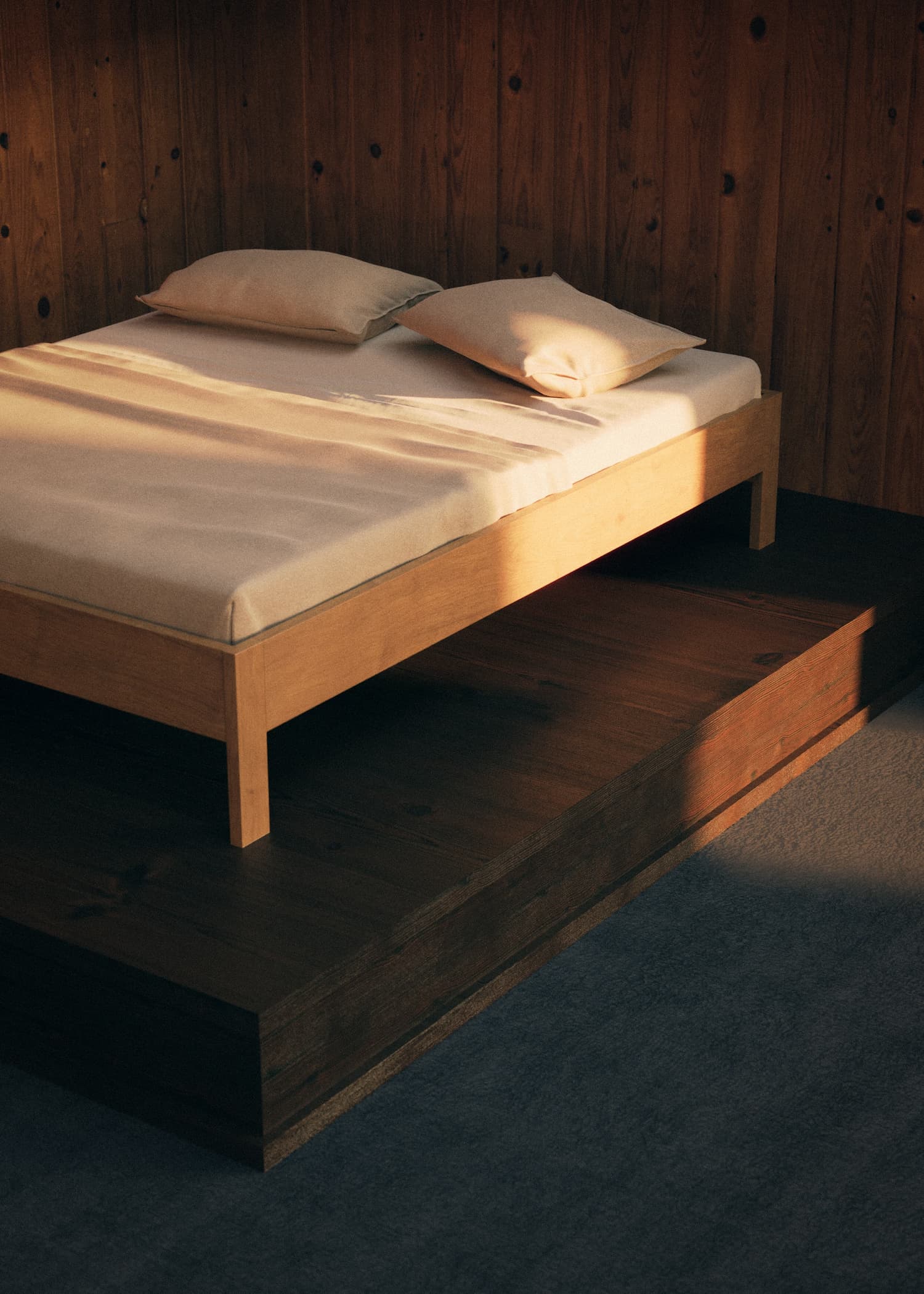 Ejer Bed Frame seng i eik på opphøyd plattform