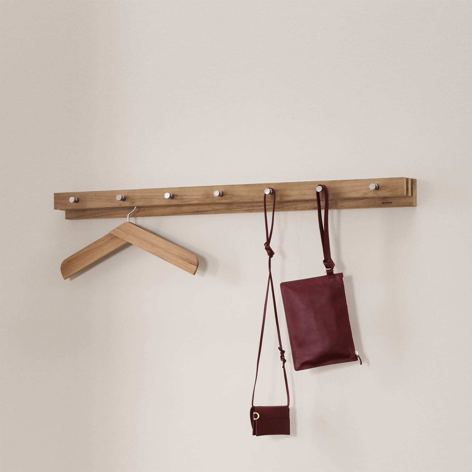 Cutter Knaggrekke 100 cm i teak vist med vesker opphengt