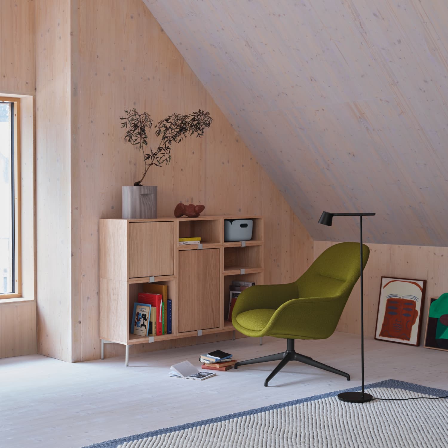 Stacked modulsystem fra Muuto i eik plassert i en loftstue