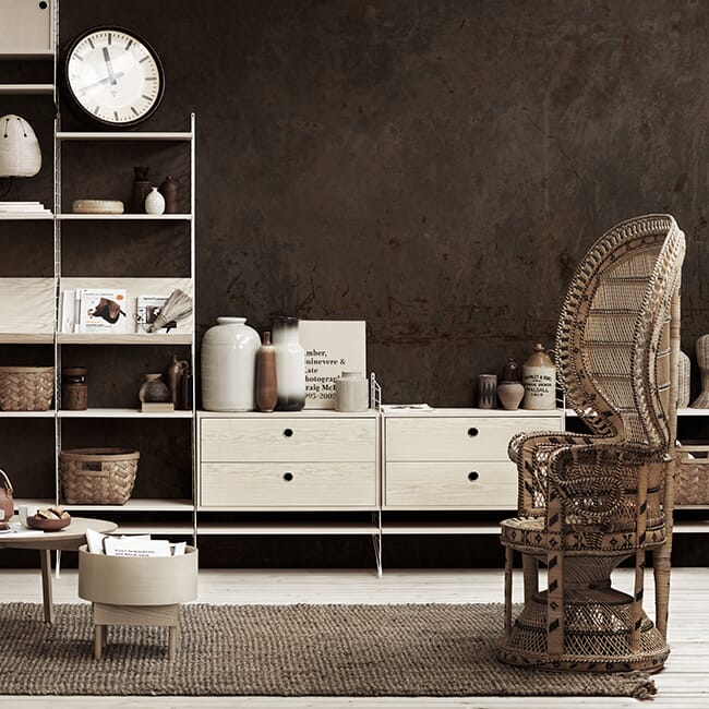 String gulvreol brukt som oppbevaring i stue