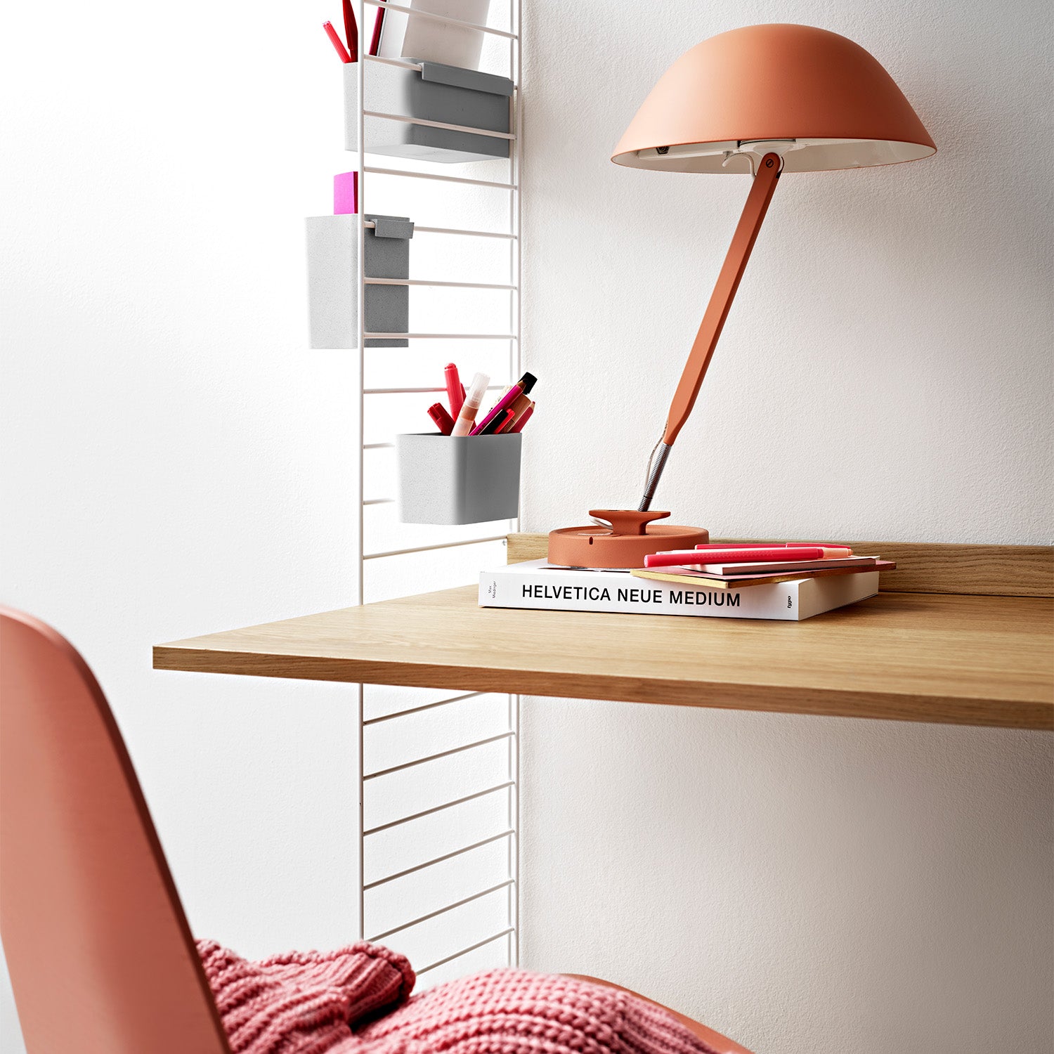 String vegghengt arbeidsplass hvite gavler og eik med lampe og skrivesaker