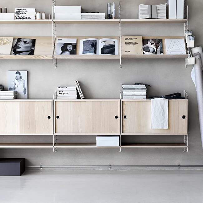 String veggreol med skap og åpne hyller for oppbevaring med hvite gavler og eik i skap