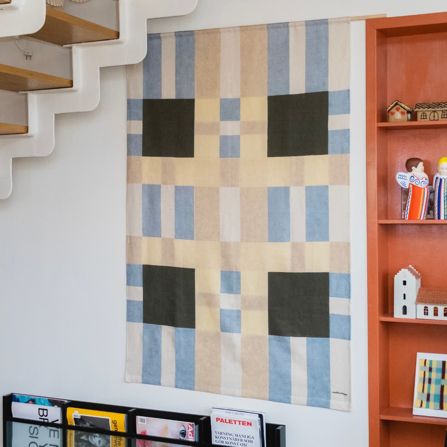 Grafisk veggteppe Square Vertikal fra Fine Little Day i offwhite, blå, gul og grønn hengende på vegg.