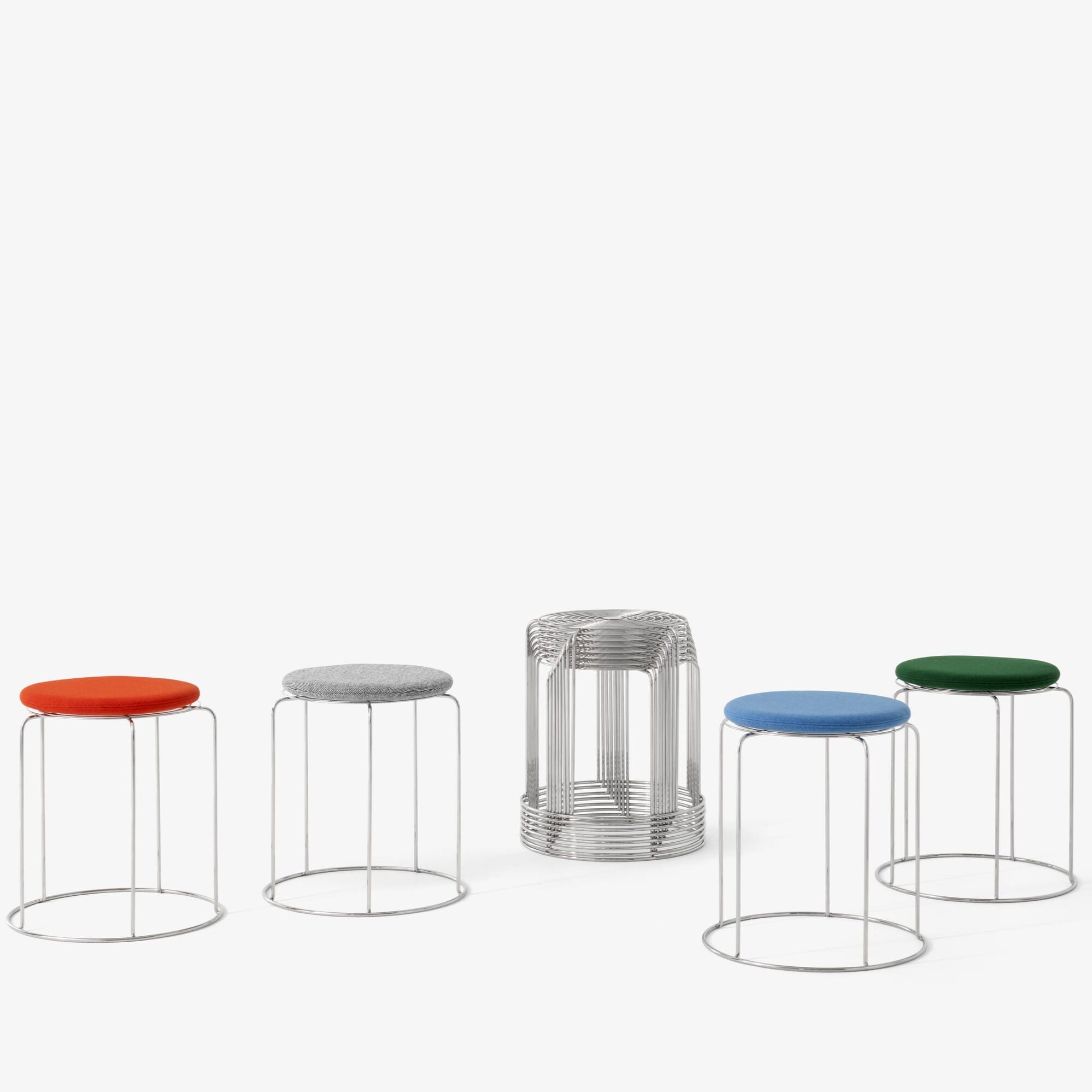 Wire Stool VP11 krakk i speilblankt stål med sitteputer i rødt, grått, blått og grønt.